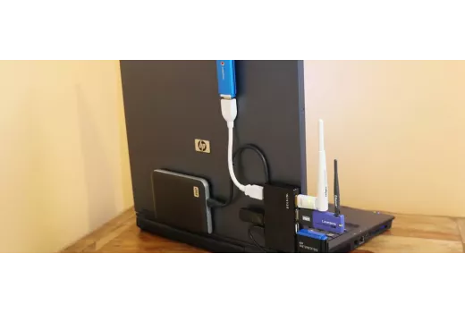 USB centrmezgls pret dokstaciju: kura no tām patiešām nepieciešama jūsu darba vietai?