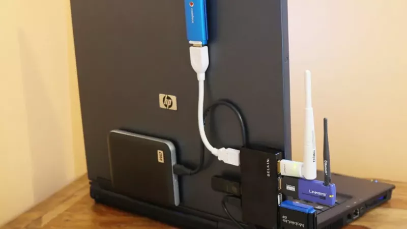 USB centrmezgls pret dokstaciju: kura no tām patiešām nepieciešama jūsu darba vietai?