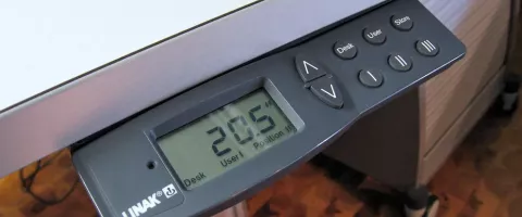 Ergonomisks darbvirsmas iekārtojums: monitora augstums, roku pozīcija un stāja