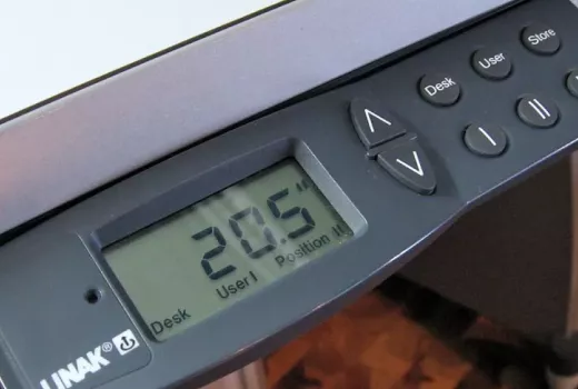 Ergonomisks darbvirsmas iekārtojums: monitora augstums, roku pozīcija un stāja