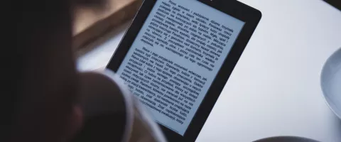 E-lasītājs vai planšete lasīšanai: ko izvēlēties rudens vakariem