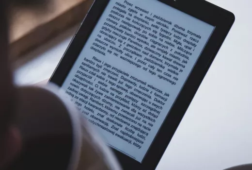 E-lasītājs vai planšete lasīšanai: ko izvēlēties rudens vakariem