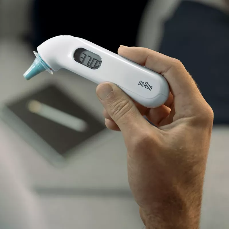 Kontakta auss termometrs BRAUN ThermoScan 3 IRT3030 — mērījumi 34–42,2°C, 1 s, LCD, skaņas signāls, balts