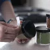 DYMO zīmola LetraTag plastmasas etiķetes | 12 mm x 4 m rullis | melna druka uz baltām etiķetēm | daudzfunkcionālas pašlīmējošas etiķetes LetraTag etiķešu izgatavotājiem | 1 gab.