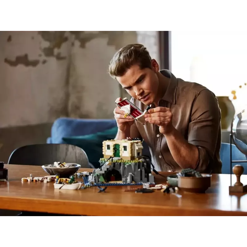 LEGO Ideas 21335 motorizētā bāka – 2 065 detaļas, motorizēta rotējoša gaisma, 18+