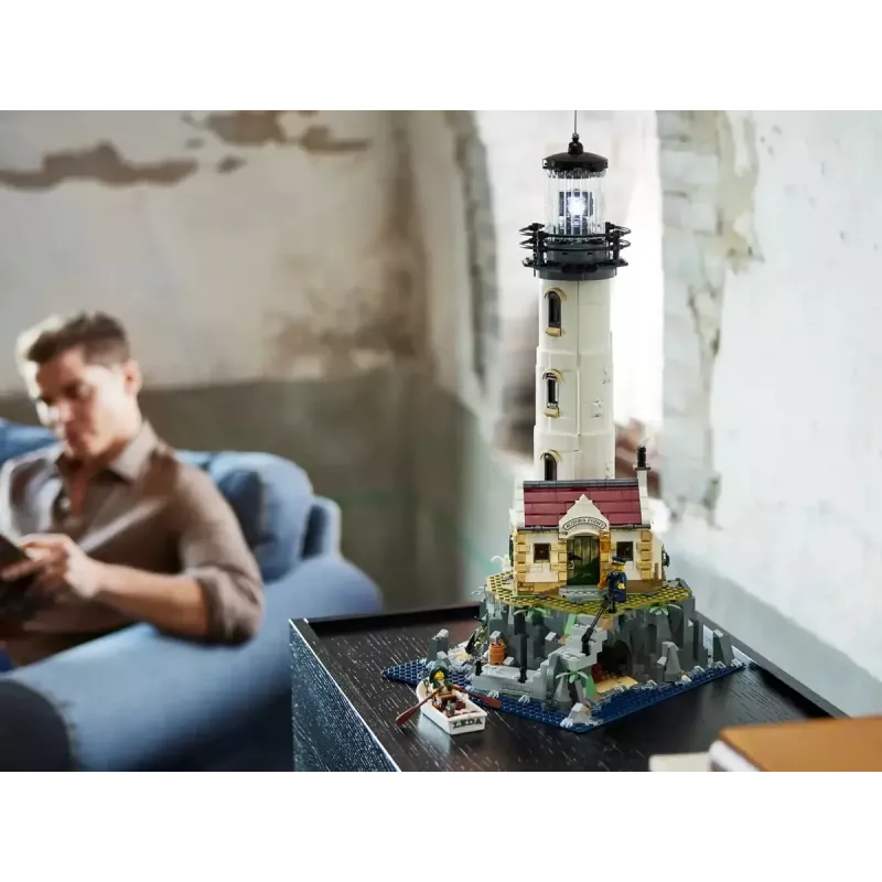 LEGO Ideas 21335 motorizētā bāka – 2 065 detaļas, motorizēta rotējoša gaisma, 18+