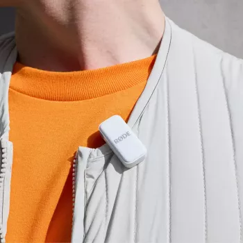 Bezvadu mikrofonu sistēma Rode Wireless Micro Lightning — visapkārtvirziena, 48 kHz/24 bitu, 7 stundu akumulators, 100 m diapazons, balta