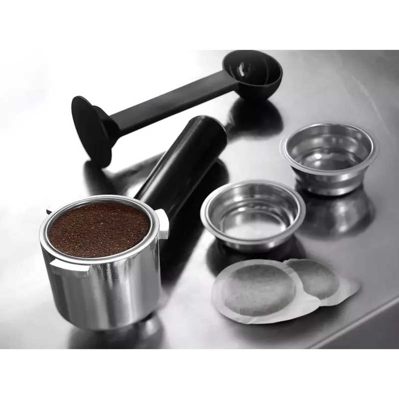 De’Longhi Dedica Style EC 685.BK daļēji automātiska espresso automāts 1,1 L