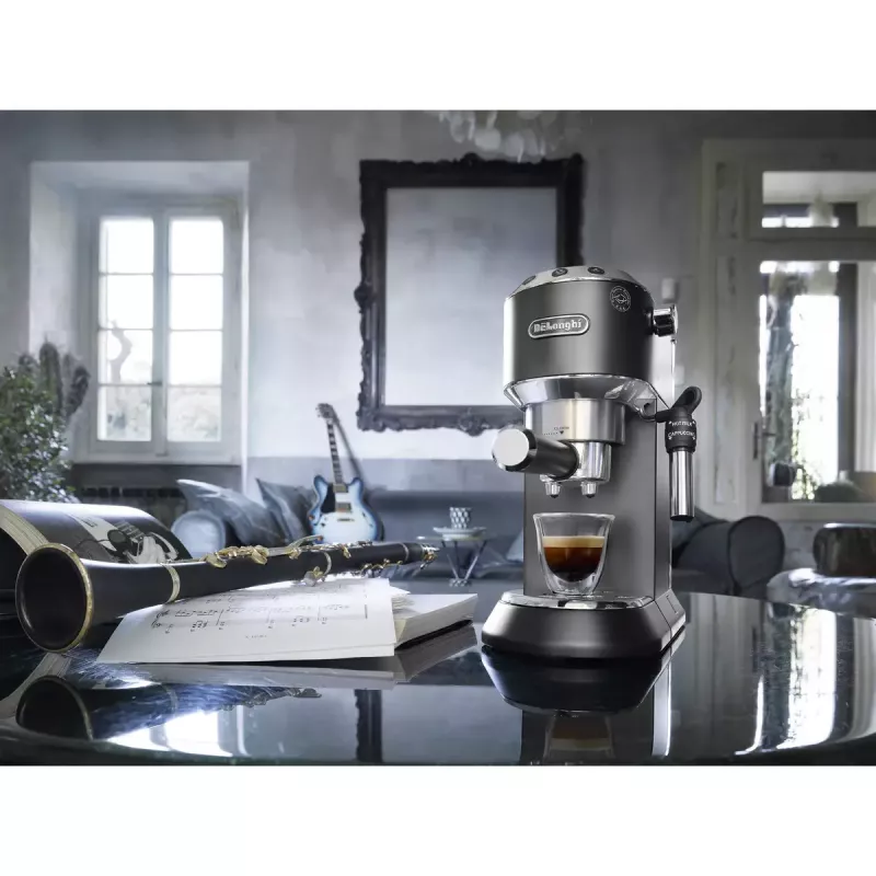 De’Longhi Dedica Style EC 685.BK daļēji automātiska espresso automāts 1,1 L