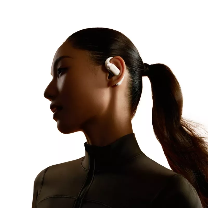 Atvērtās auss bezvadu austiņas Shokz OpenFit 2 — Bluetooth 5.4, IP55, kaulu vadītspēja, 11 h atskaņošana (48 h ar maciņu), USB‑C, smilškrāsā