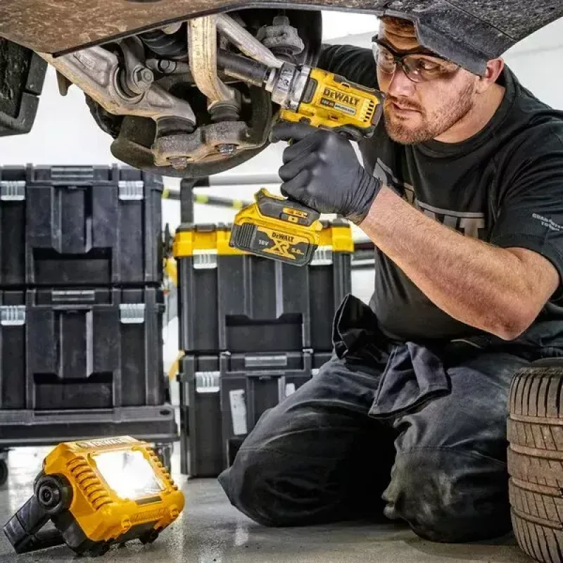 Brīvi stāvošs darba gaismeklis DeWalt DCL077-XJ, 2000 lm, IP54, bezvada (akumulators jāiegādājas atsevišķi)