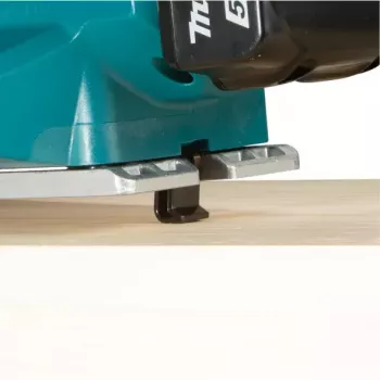 Elektriskā rokas ēvele Makita DKP181Z, 18V, ēvelēšanas platums 82 mm, maks. skaidas biezums 3 mm, tukšgaitas apgriezieni 12000 apgr./min, rievas dziļums 0–25 mm