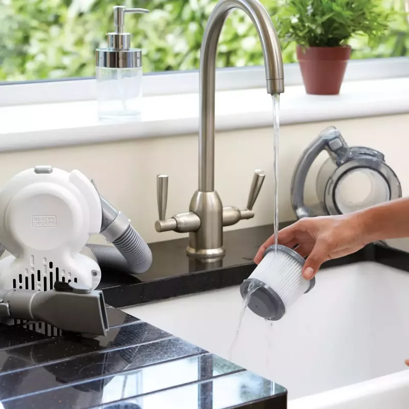 Rokas putekļsūcējs Melns & Decker PD1820L-QW — 18V Li‑Ion, 1,5Ah, 0,56L bezmaisa, 15 min darbības laiks