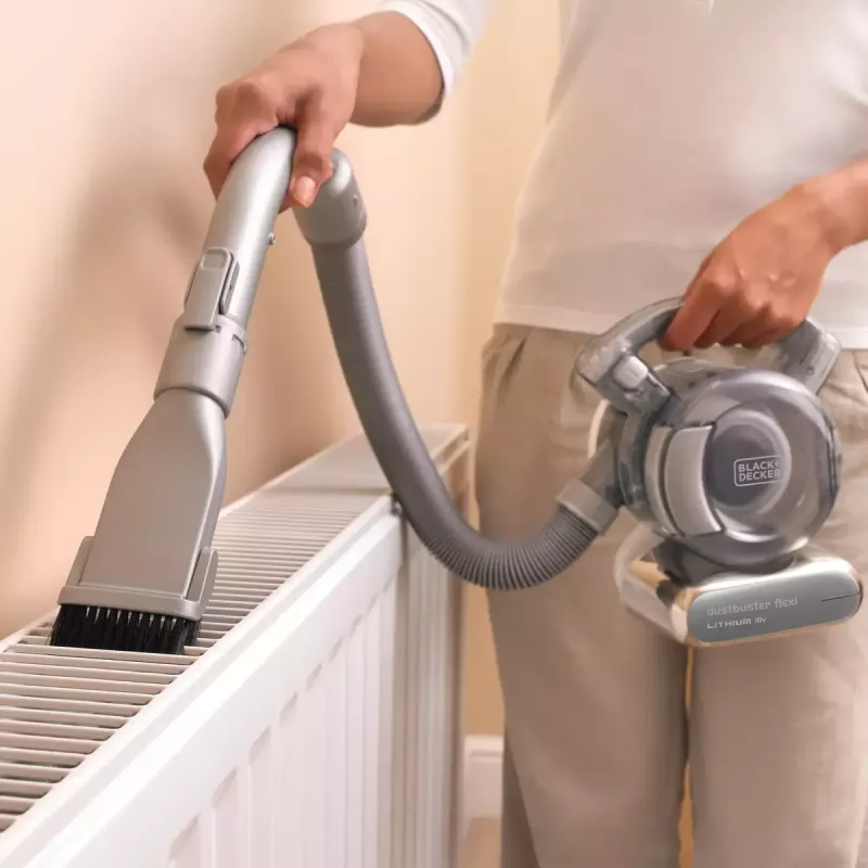 Rokas putekļsūcējs Melns & Decker PD1820L-QW — 18V Li‑Ion, 1,5Ah, 0,56L bezmaisa, 15 min darbības laiks