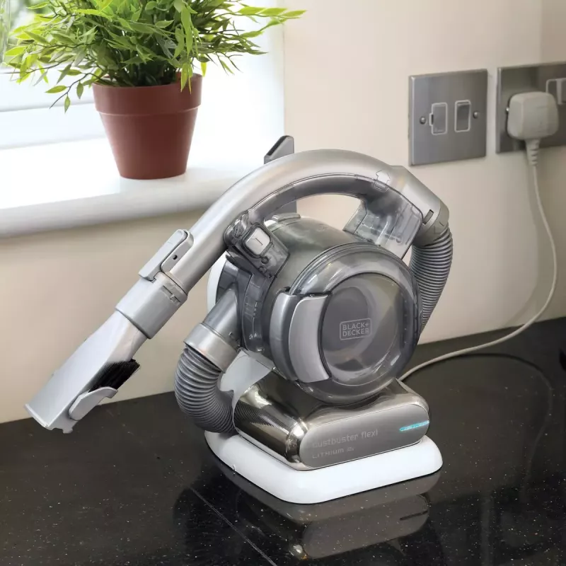 Rokas putekļsūcējs Melns & Decker PD1820L-QW — 18V Li‑Ion, 1,5Ah, 0,56L bezmaisa, 15 min darbības laiks
