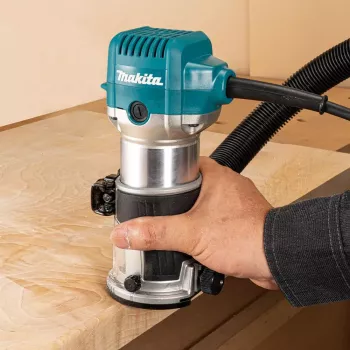 Frēze Makita RT0702CX2J — 710 W, 10 000–34 000 apgr./min., 8 mm spīļpatrona, 0–40 mm dziļums, 1,8 kg