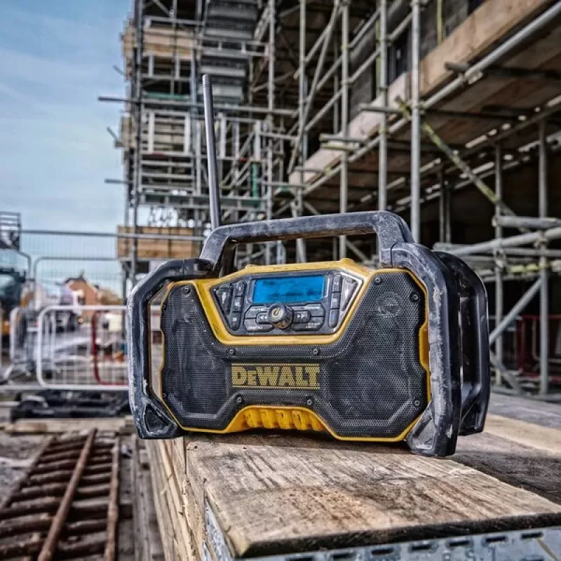 Pārnēsājams radio DeWALT DCR029-QW DAB FM, maiņstrāvas/līdzstrāvas barošana, Bluetooth, USB uzlāde, displejs, melns/dzeltens