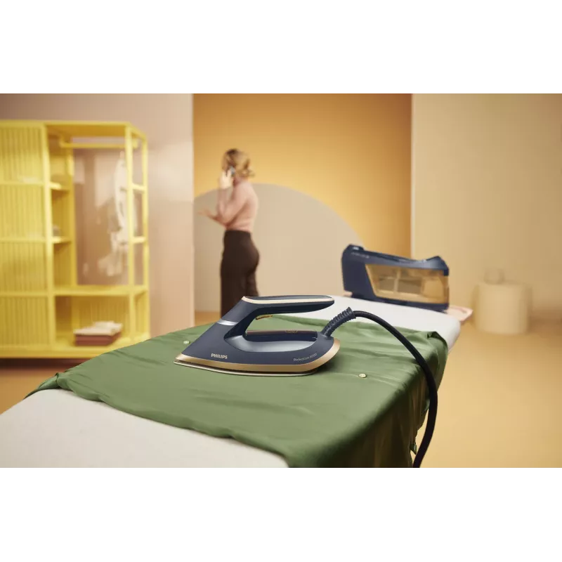 Tvaika gludināšanas stacija Philips PSG6066/20 — 2400 W, 600 g/min pastiprinājums, 1,8 L tvertne, SteamGlide Advanced zole