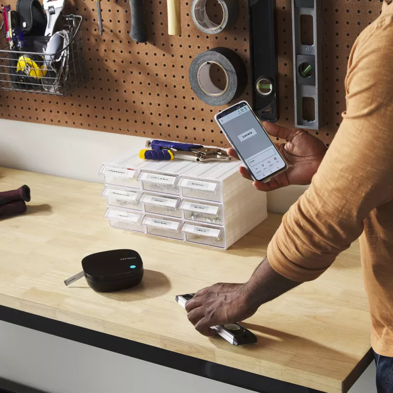 DYMO LetraTag 200B Bluetooth etiķešu printeris | Kompakts etiķešu printeris | Savienojas, izmantojot Bluetooth bezvadu tehnoloģiju, ar iOS un Android | Komplektā 1 balta papīra etiķešu lente | Melns