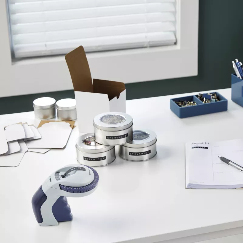 DYMO Omega Reljefās Uzlīmju Ierīce | Maza Uzlīmju Ierīce ar Pagriežama Ritenīša un Ergonomisku Dizainu | Mājai, DIY un Rokdarbiem (£/€ÄÖ & Ü)