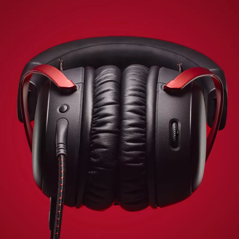 HyperX Cloud III - Gaming Headset (Melns/Red)