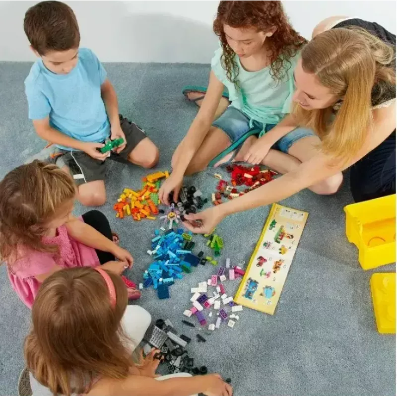 Būvēšanas komplekts LEGO Classic 10698 — 790 gabali, daudzkrāsains, 33 krāsas, ietver zaļas pamatplāksnes un piederumus