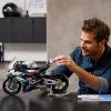 LEGO Technic motocikla modelis BMW M1000RR 42130 ar detalizētu dzinēju un strādājošu balstiekārtu