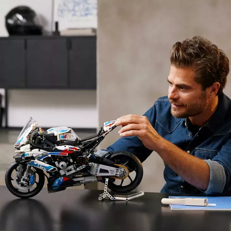 LEGO Technic motocikla modelis BMW M1000RR 42130 ar detalizētu dzinēju un strādājošu balstiekārtu