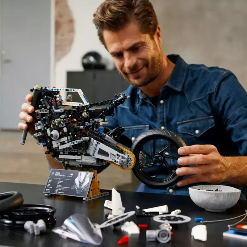 LEGO Technic motocikla modelis BMW M1000RR 42130 ar detalizētu dzinēju un strādājošu balstiekārtu