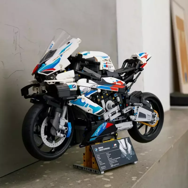 LEGO Technic motocikla modelis BMW M1000RR 42130 ar detalizētu dzinēju un strādājošu balstiekārtu