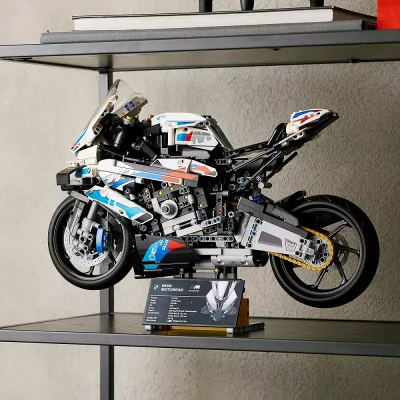 LEGO Technic motocikla modelis BMW M1000RR 42130 ar detalizētu dzinēju un strādājošu balstiekārtu
