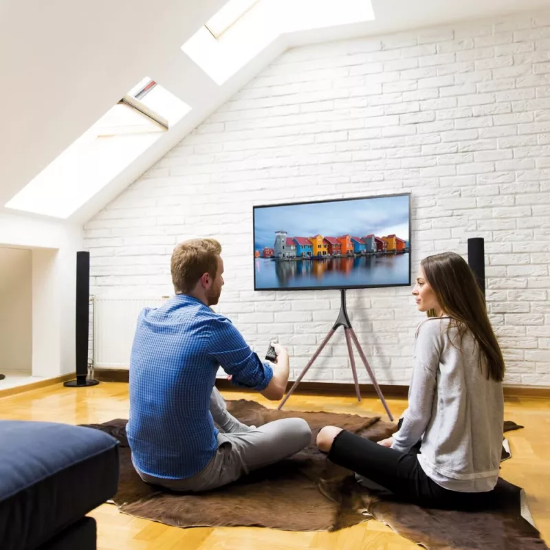 Grīdas TV stiprinājums TECHLY ICA-TR18SAM 45 collu–65 collu (114,3–165,1 cm) televizoriem, VESA 200x200–600x400, kravnesība 32 kg, riekstkoka krāsā