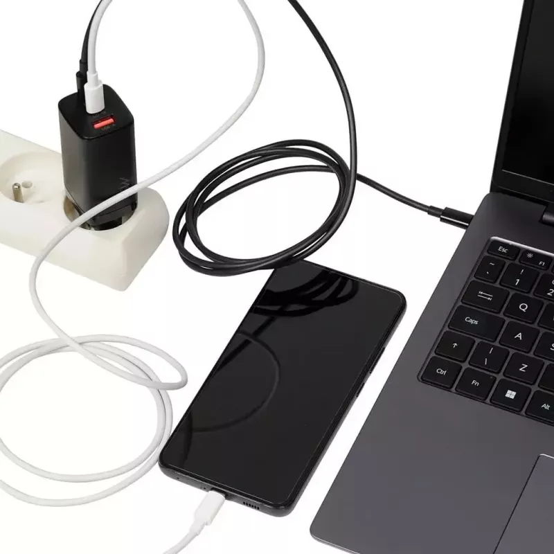 Maiņstrāvas mobilo ierīču lādētājs IBOX ILUC65B — 65 W, 3x USB (2x USB‑A Gen1, 1x USB‑C), melns, 100–240 V