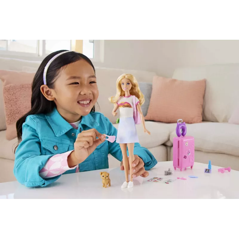 Barbie Dreamhouse Adventures lelle un aksesuāri, “Malibu” ceļojumu komplekts ar kucēnu un 10+ detaļām, ieskaitot darbspējīgu čemodānu