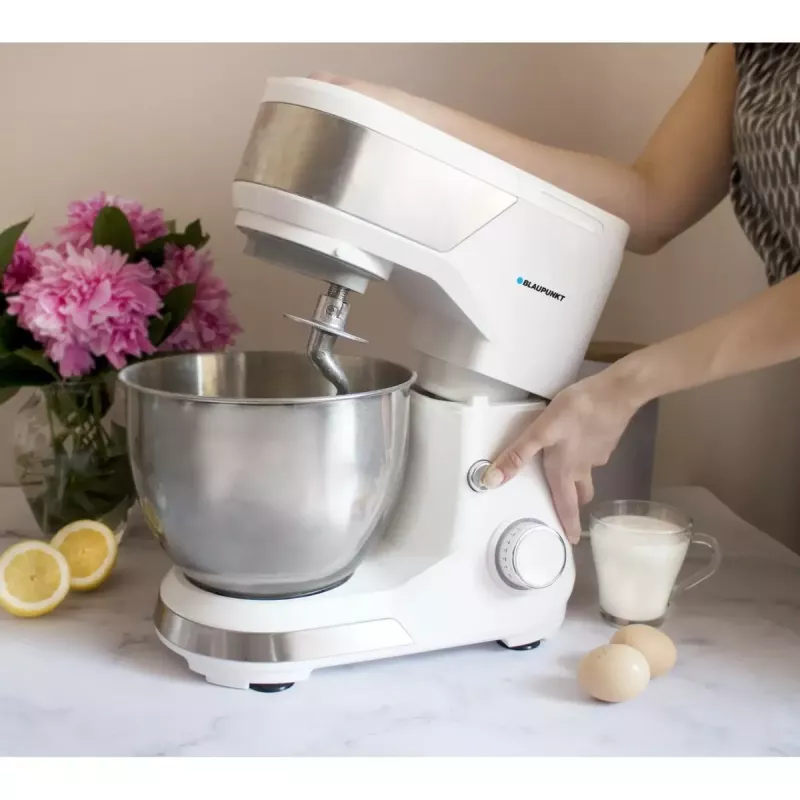 Statīva mikseris BLAUPUNKT SMM501 — 5 L nerūsējošā tērauda bļoda, 1000 W, noliecams galvas mehānisms, rotējoša vadība, balts