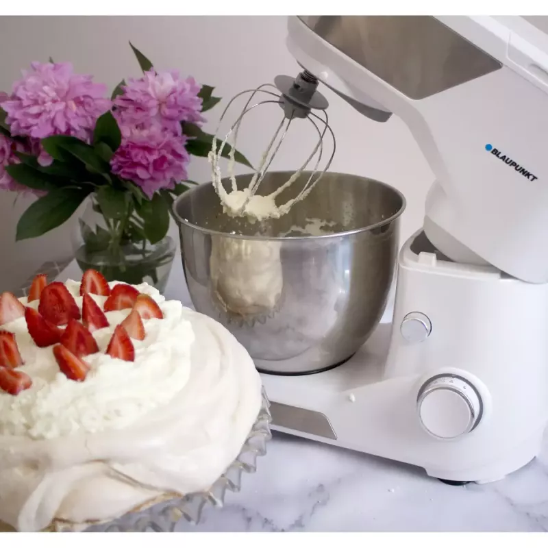 Statīva mikseris BLAUPUNKT SMM501 — 5 L nerūsējošā tērauda bļoda, 1000 W, noliecams galvas mehānisms, rotējoša vadība, balts