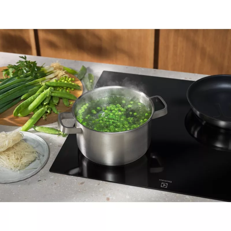 Electrolux Serie 300 LIB60420CK Melns Iebūvējams 59 cm Zonu indukcijas plīts virsma 4 zonu(-as)