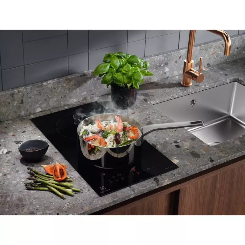 Indukcijas plīts virsma Electrolux LIT30230C — 2 zonu iebūvējama, 29 cm plata, melna, skārienjutīga vadība, 210/145 mm zonas