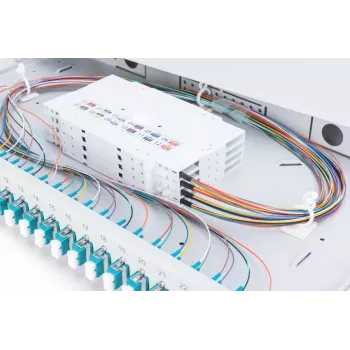 DIGITUS optiskās šķiedras slīdošā savienojuma kārba, 1U, aprīkota ar 24x LC duplex, iekļ. M 25 skrūvi, savienojuma kaseti, OM3 krāsainiem savienotājiem, adapteri