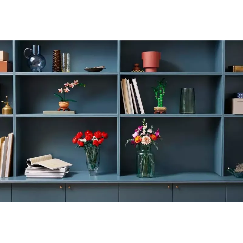 LEGO Icons būvkomplekts Flower Bouquet 10342 — 749 gabali, izstādes modelis, 18+
