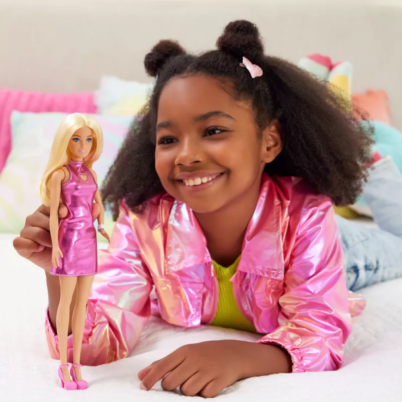 Barbie Fashionistas lelle #230 metāliski rozā minikleitā ar sirds izgriezumu, blondi mati