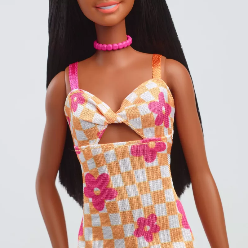 Barbie Fashionistas lelle #233 ar rūtainu ziedu midi kleitu, melni mati