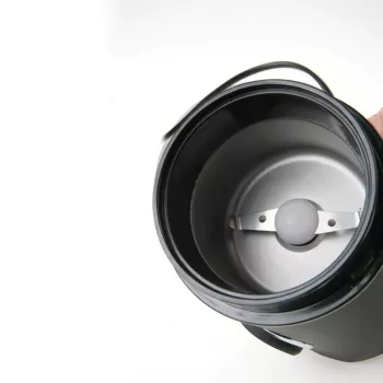 Kafijas dzirnaviņas Melns & Decker BXCG150E — 150 W, 50 g ietilpība, nerūsējošā tērauda asmeņi, pogu vadība