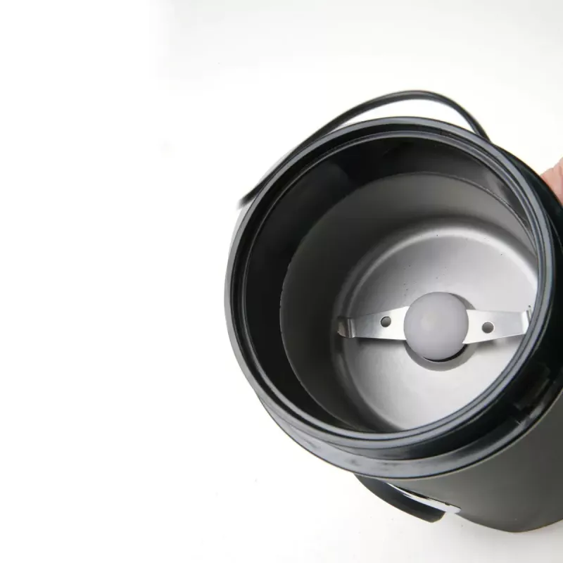 Kafijas dzirnaviņas Melns & Decker BXCG150E — 150 W, 50 g ietilpība, nerūsējošā tērauda asmeņi, pogu vadība
