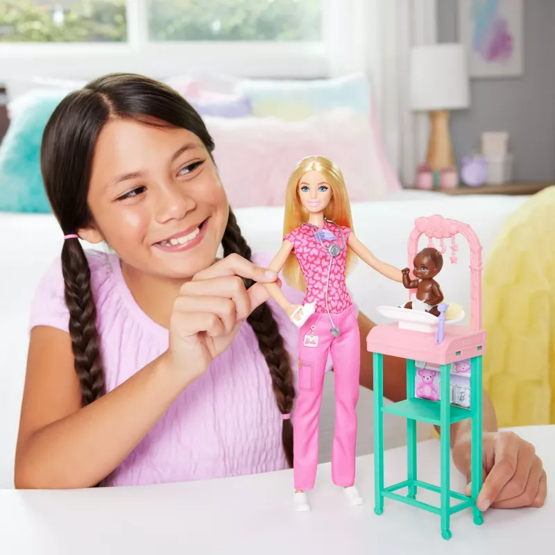 Barbie Baby Doctor lelle ar gaišmataino modes lelli, 1 mazuļa lelli un aksesuāriem