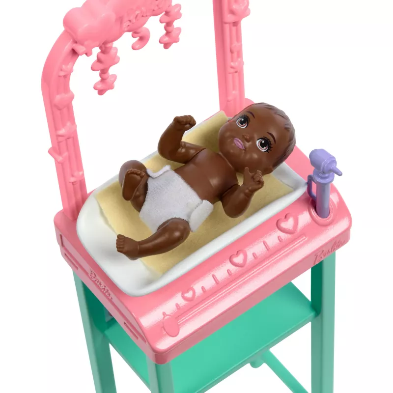 Barbie Baby Doctor lelle ar gaišmataino modes lelli, 1 mazuļa lelli un aksesuāriem