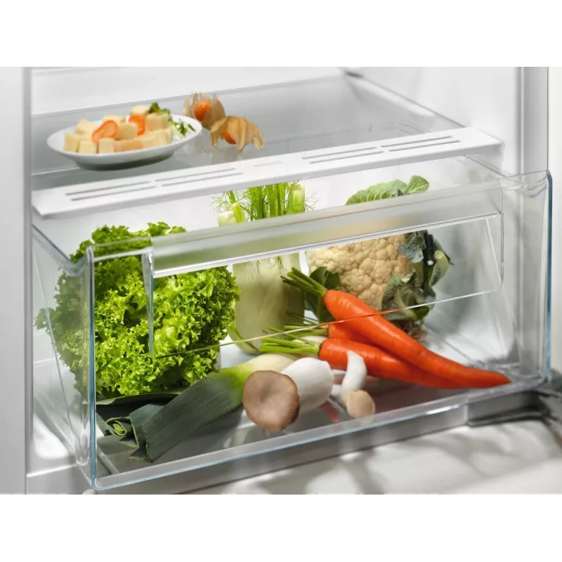 Iebūvējamais kombinētais ledusskapis Electrolux LFB3AE12S, kopējā ietilpība 188 l (174 l ledusskapis / 14 l saldētava), maināmas durvis, LED, 35 dB