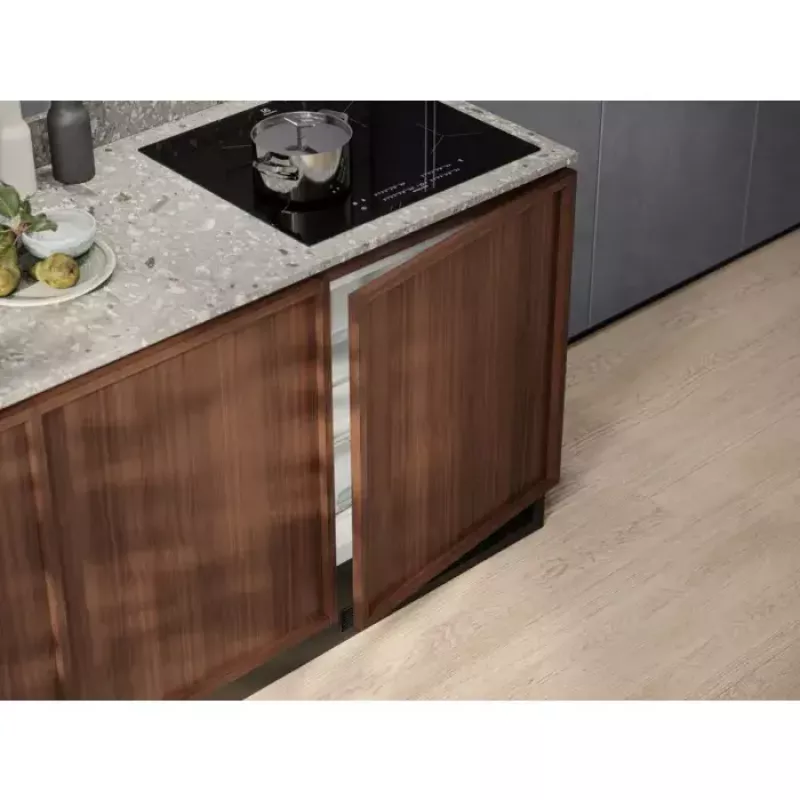 Iebūvētais kombinētais ledusskapis Electrolux LFB3AE82R — 93 L kopējā, 16 L augšējā saldētava, pieskārienu vadība, apgriežamas durvis, balts