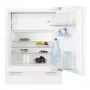 Iebūvētais kombinētais ledusskapis Electrolux LFB3AE82R — 93 L kopējā, 16 L augšējā saldētava, pieskārienu vadība, apgriežamas durvis, balts