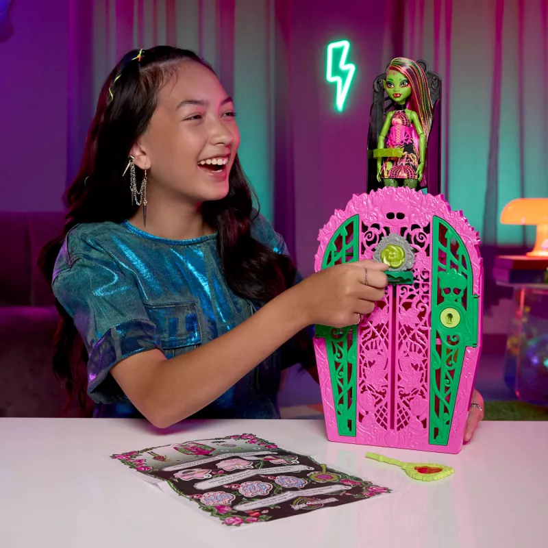 Monster High Skulltimate Secrets Garden Mysteries Playset, Venus McFlytrap lelle ar 19+ pārsteigumiem